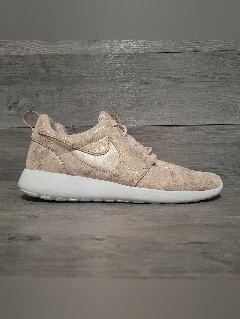 Nike Womens Size 11 Roshe One PRM 833928-900 Metallic Rose Gold Running Shoes